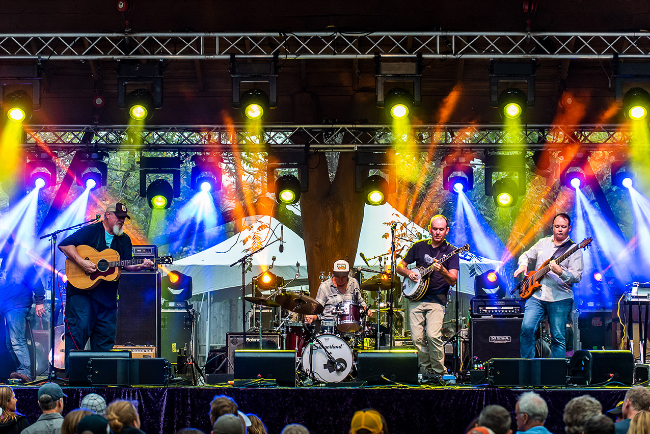 Acoustic Syndicate band members performing